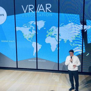 Step - Augmented Reality: what it is and why it will be relevant for us as people and professionals - Lorenzo Montagna